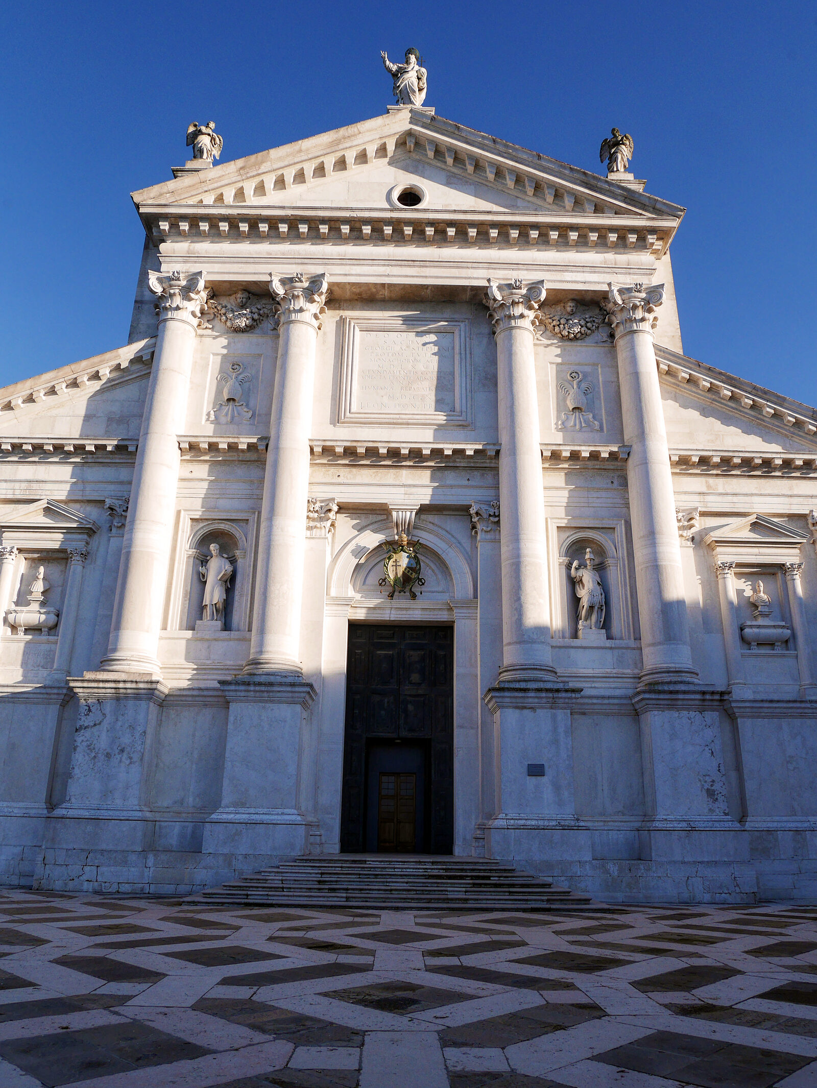 San Giorgio Maggiore : The majestic facade with the statues of Saint George and Saint Stephen