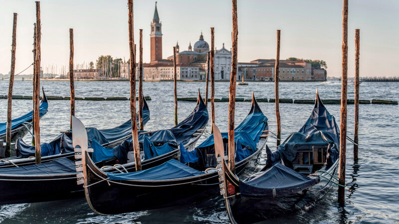 San Giorgio Maggiore : Palácio Ducal como pano de fundo da clássica imagem de postal de Veneza, com gôndolas atracadas à frente