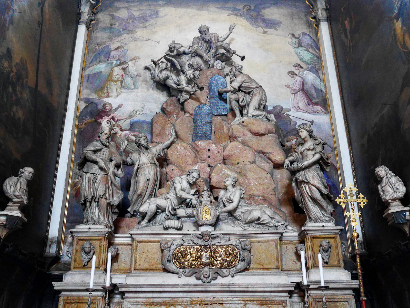 San Moise : The impressive altarpiece combines frescoes, sculptures and rocks to depict Moses receiving the Ten Commandments from God