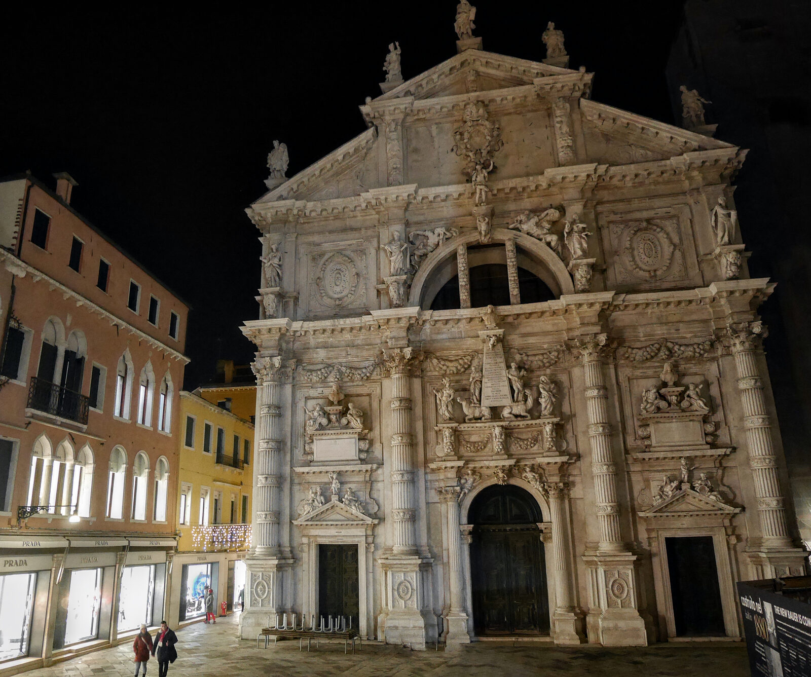 San Moise : At night, the lavish facade appears even more surreal
