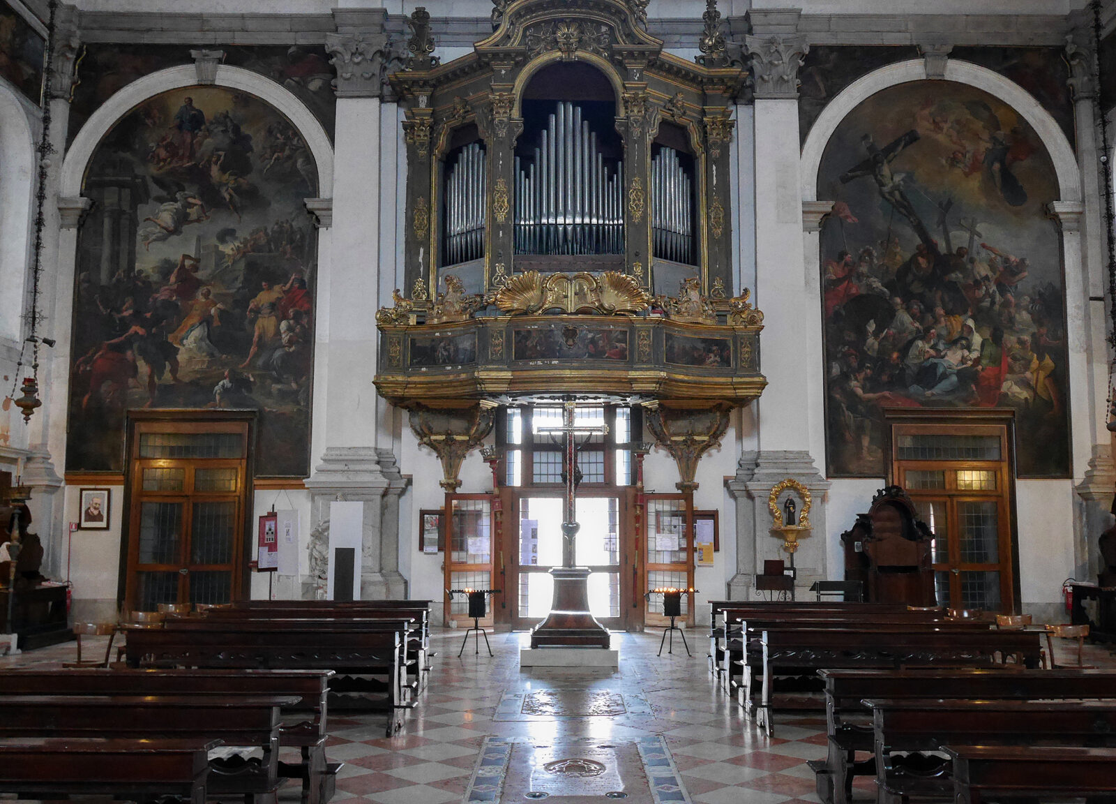 San Moise : The interior of the church facing the entrance