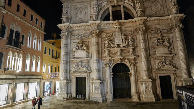 San Moise : At night, the lavish facade appears even more surreal
