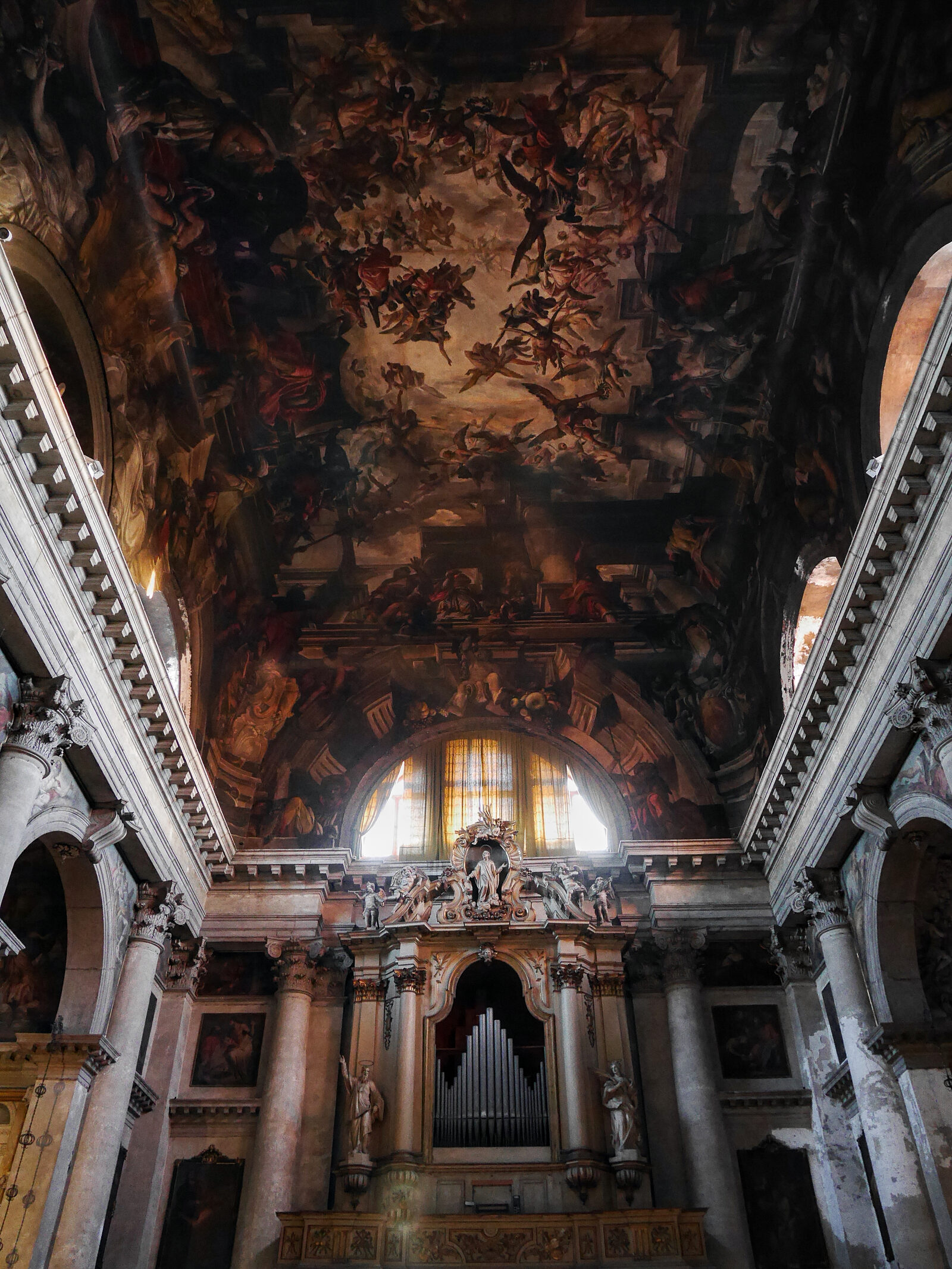 San Pantalon : When the artificial ceiling lights are switched off, the natural illumination fails to fully unveil all the intricate details of the painting
