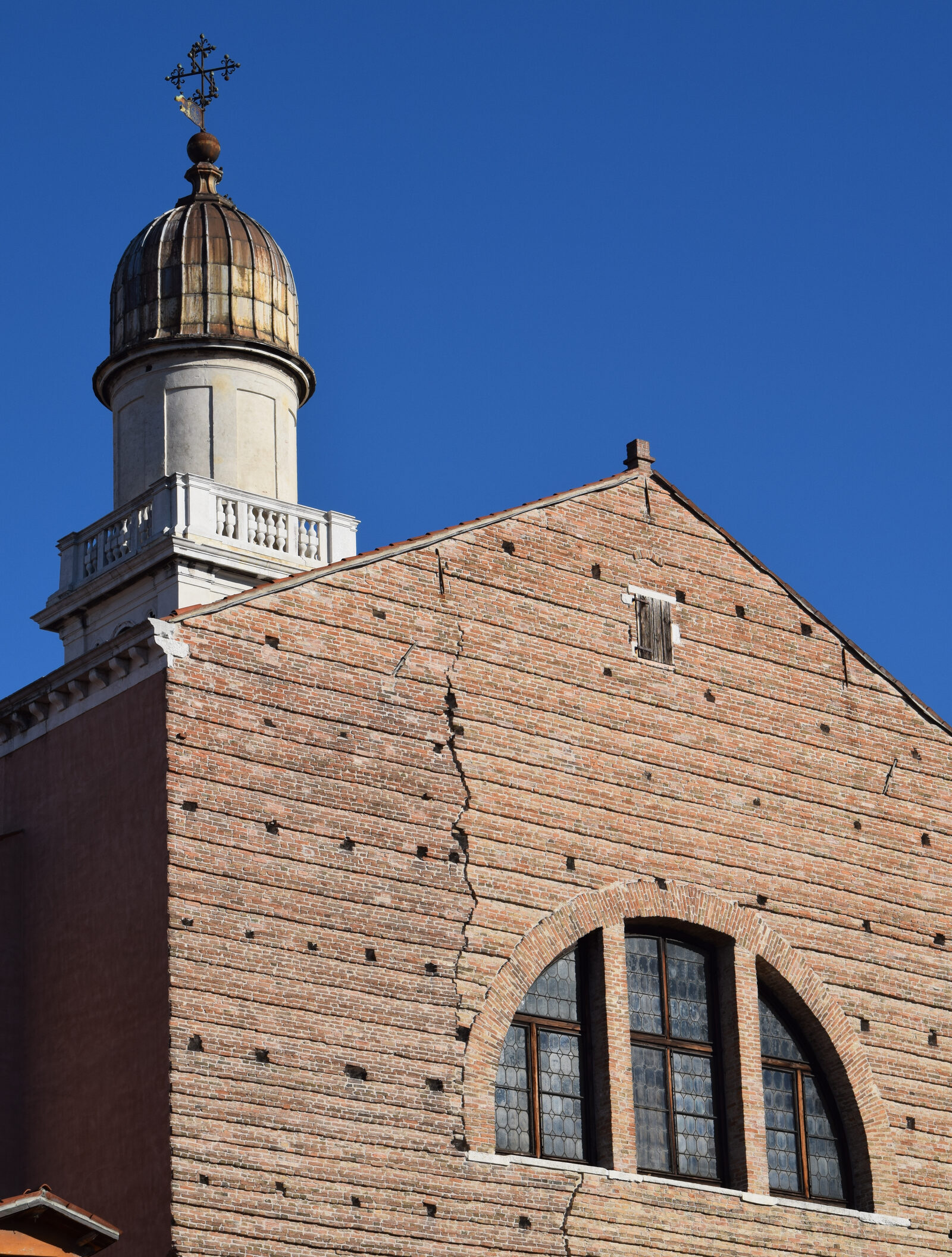 San Pantalon : The unfinished facade shows weathered bricks and sporadic cracks