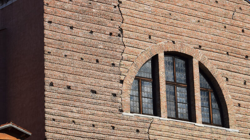 San Pantalon : The unfinished facade shows weathered bricks and sporadic cracks