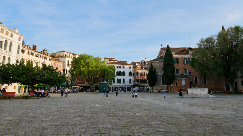 San Polo : A igreja fica na extremidade sul do Campo San Polo (à direita na foto).
