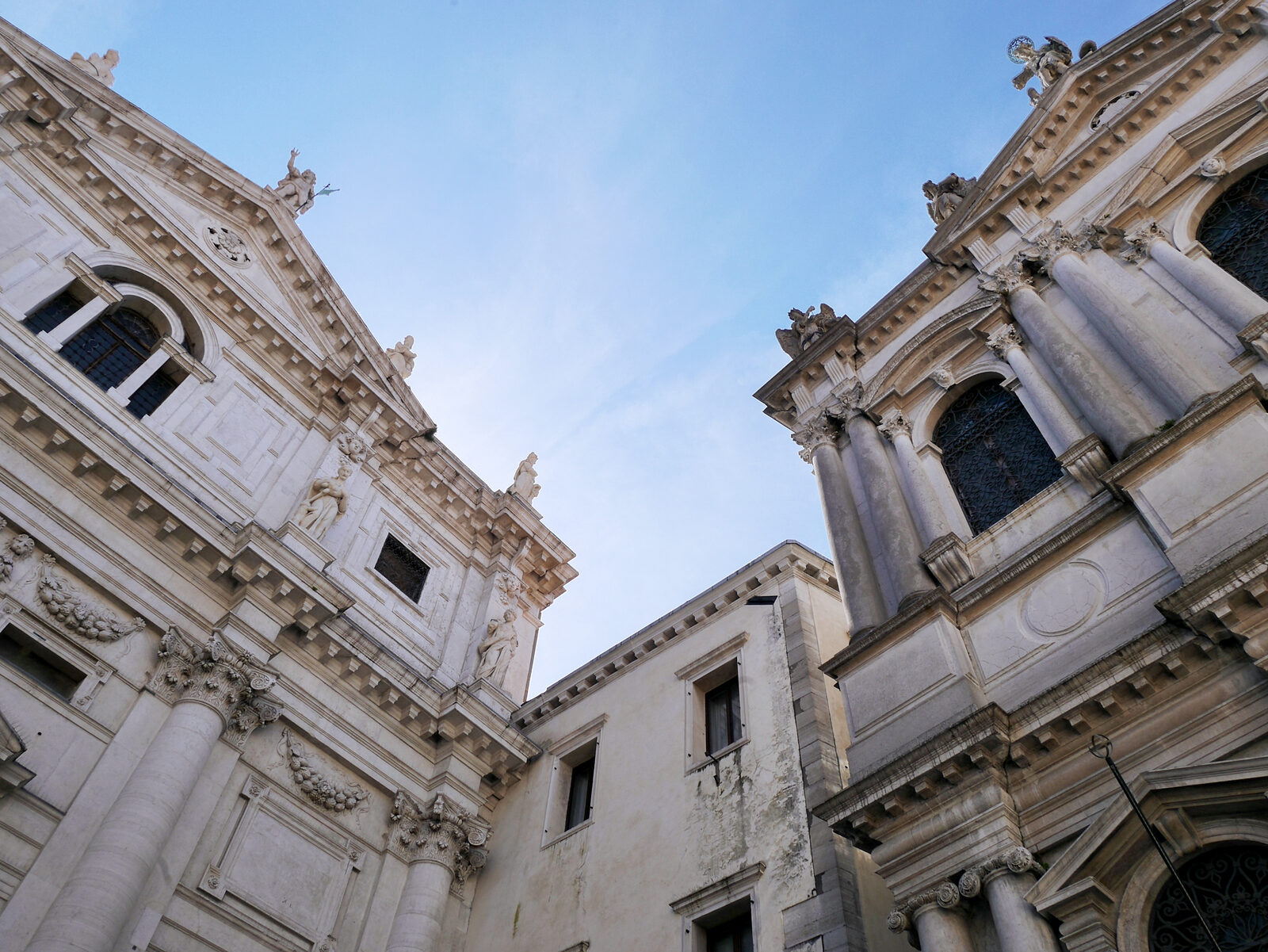San Salvador : Since we're already looking up, it's interesting to notice how the church's facade almost touches that of the Scuola di San Teodoro right next to it