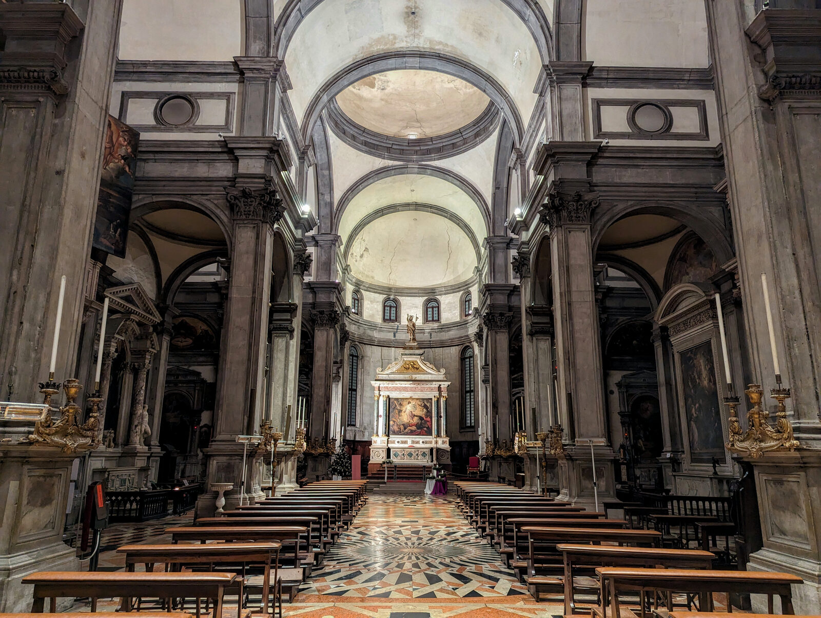 San Salvador : The monumental nave with dark grey stone detailing
