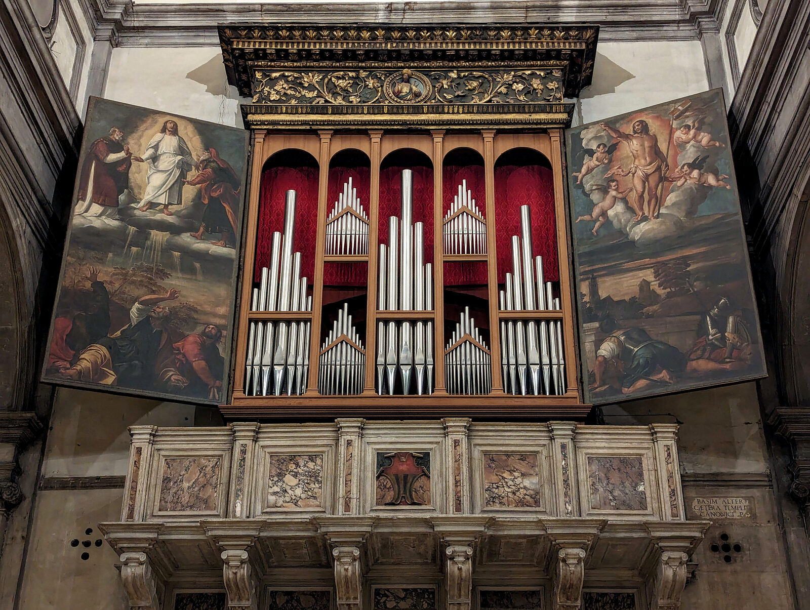 San Salvador : The organ is flanked by the 'Transfiguration' and 'Resurrection' of Christ, both artworks by Titian's elder brother, Francesco Vecellio