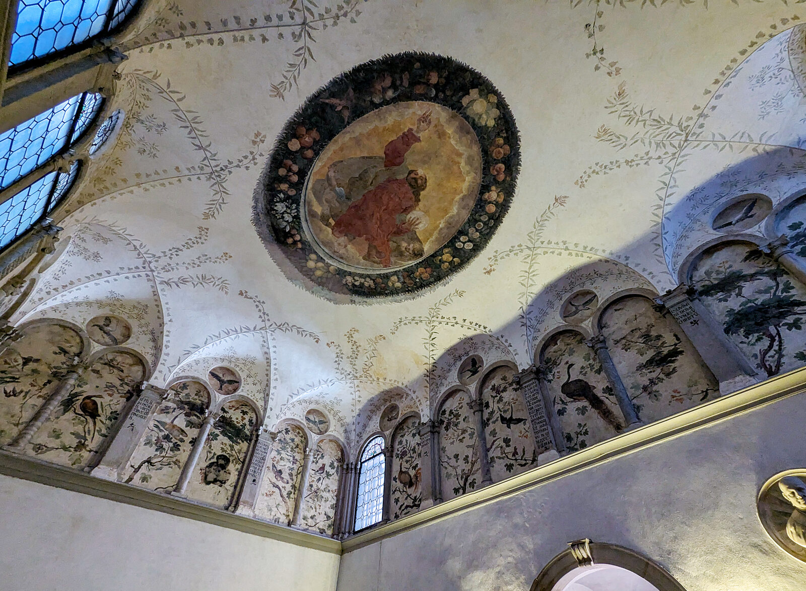 San Salvador : The Sacristy was built in the 1500s in the narrow space between the church and the adjoining monastery. At its heart is a depiction of Christ blessing the faithful.