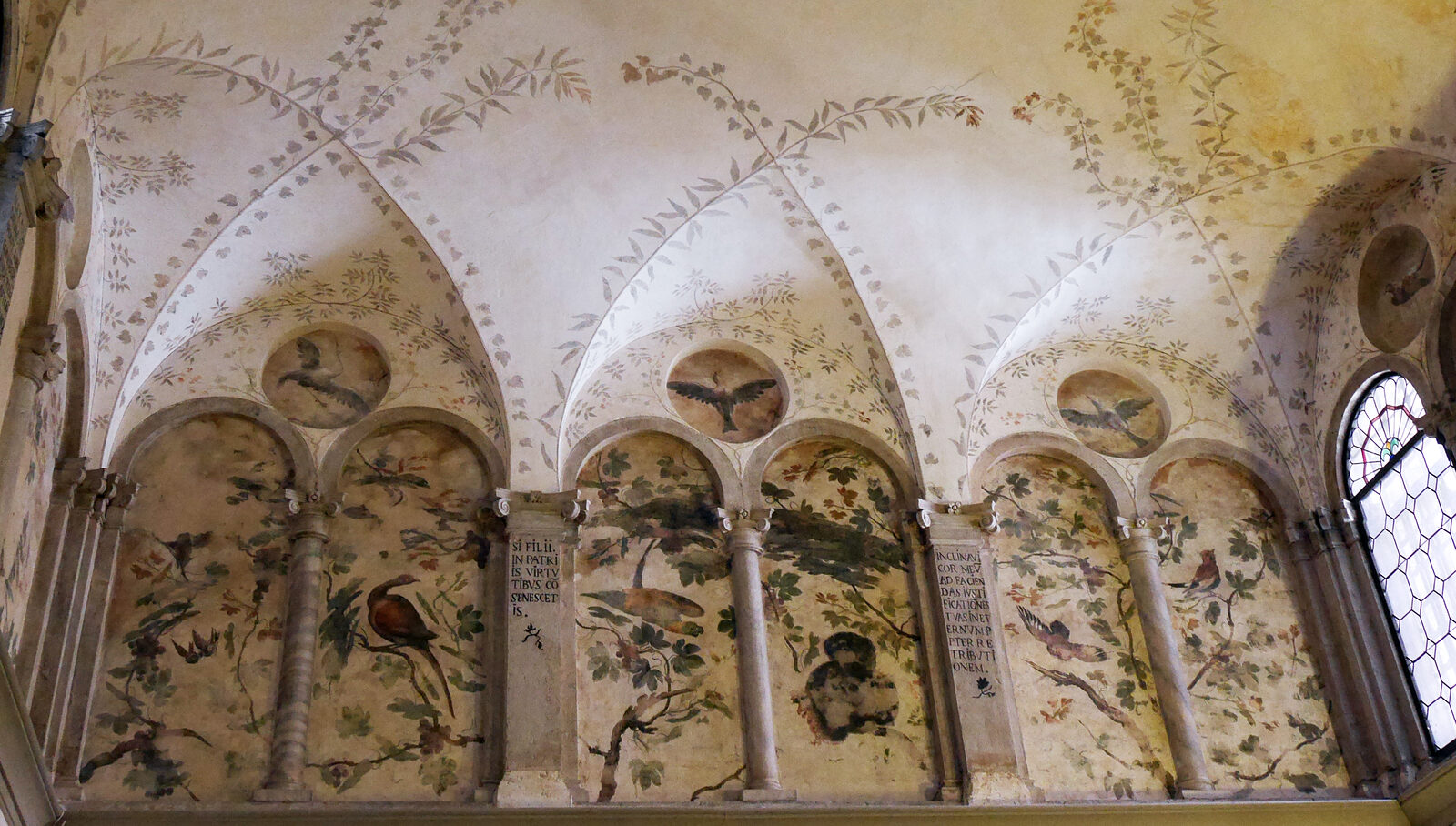 San Salvador : Since the church, located in the densely packed center of Venice, had no room for a real garden, the solution was to create a 'virtual' one instead