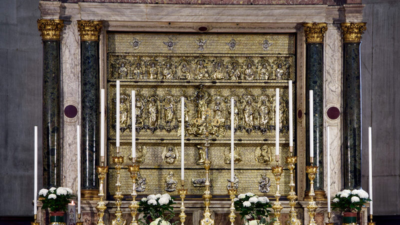 San Salvador : Hidden behind the 'Transfiguration' and revealed only three times a year, the centuries-old Pala d’Argento is a remarkable silver altarpiece