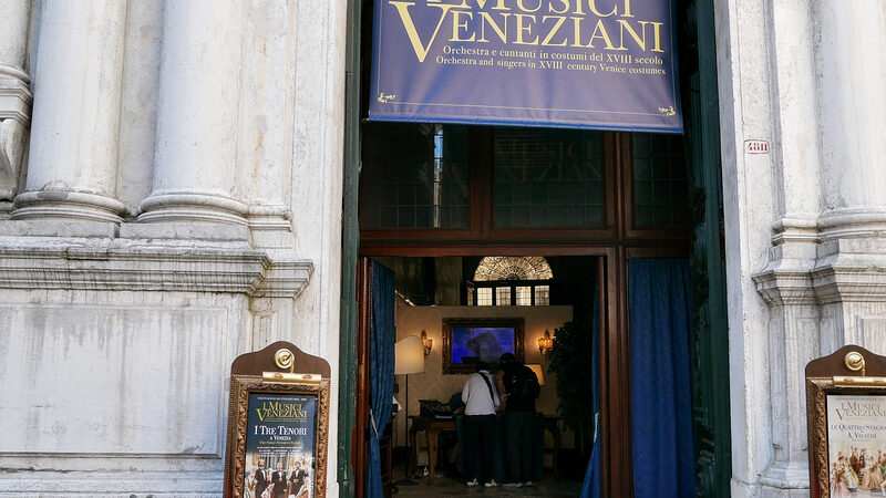 San Salvador : San Teodoro — and its magnificent Capitular Hall — can be experienced during concerts featuring musicians in traditional 18th-century Venetian costumes