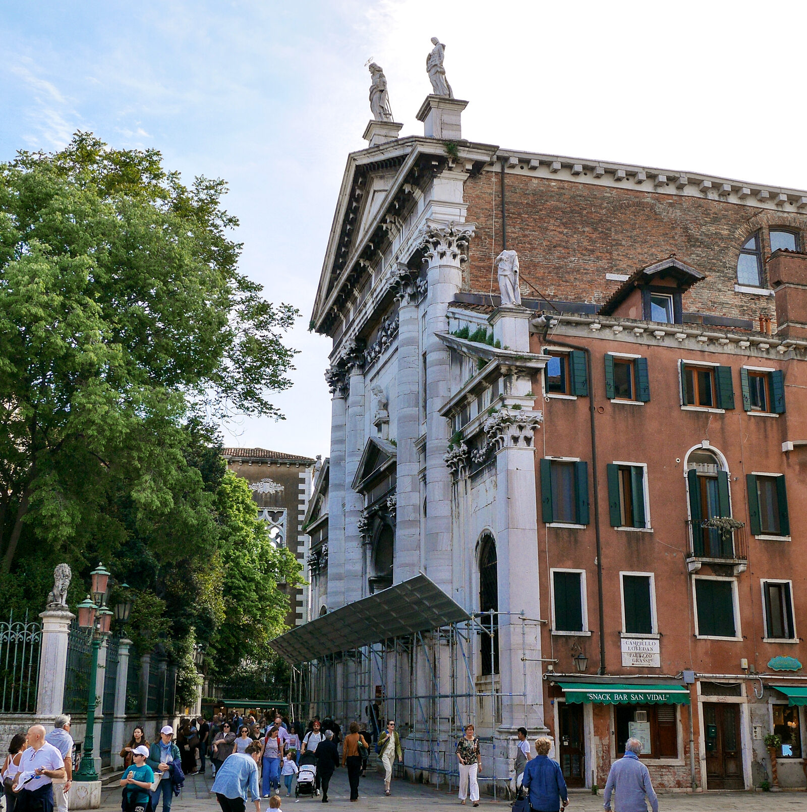 San Vidal : Interestingly, part of the facade appears to extend over what looks like a regular apartment building, blending sacred architecture with the everyday fabric of Venice