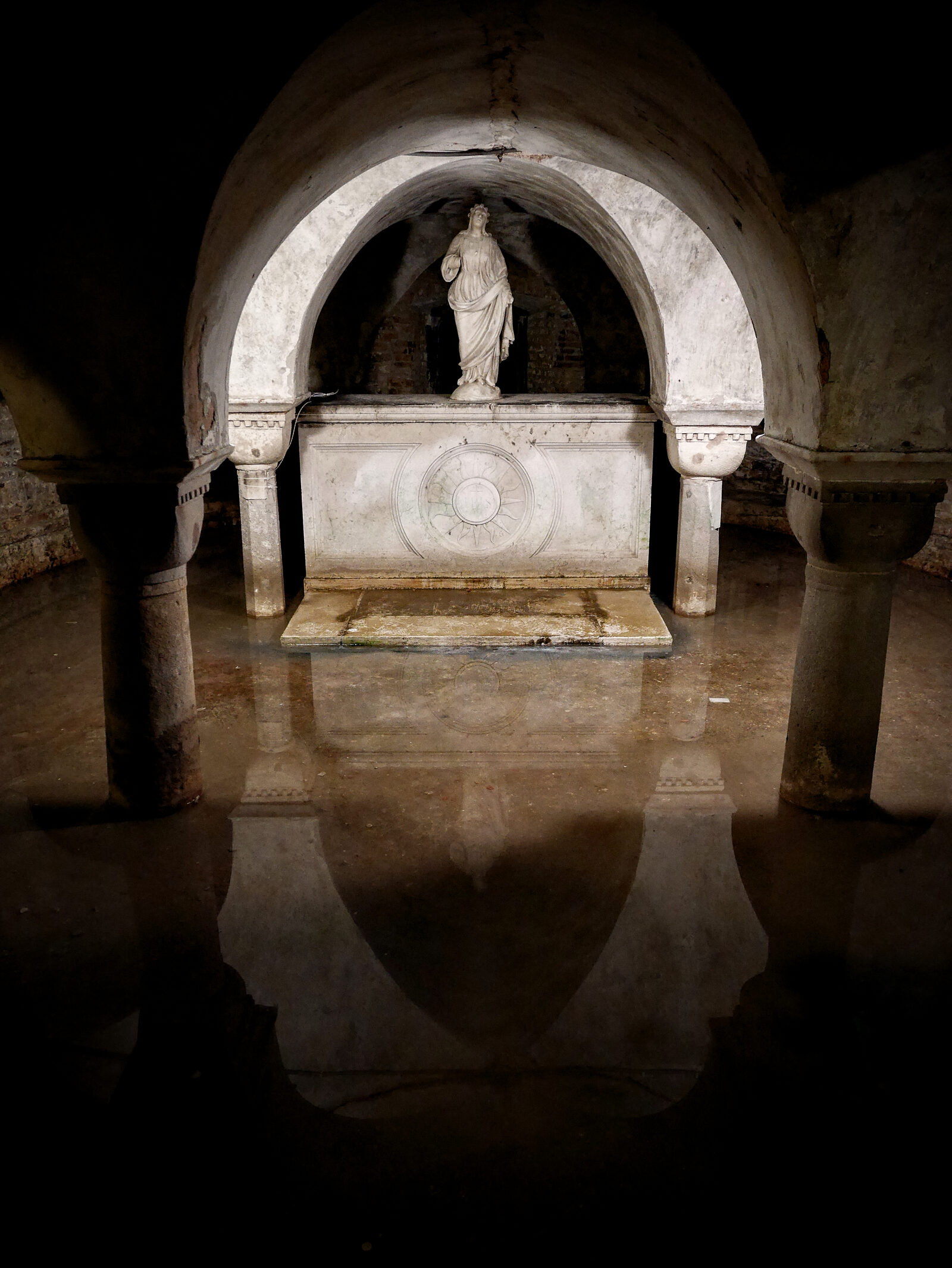 San Zaccaria : The 8 tombs of early doges found in the crypt are typically submerged under lagoon water