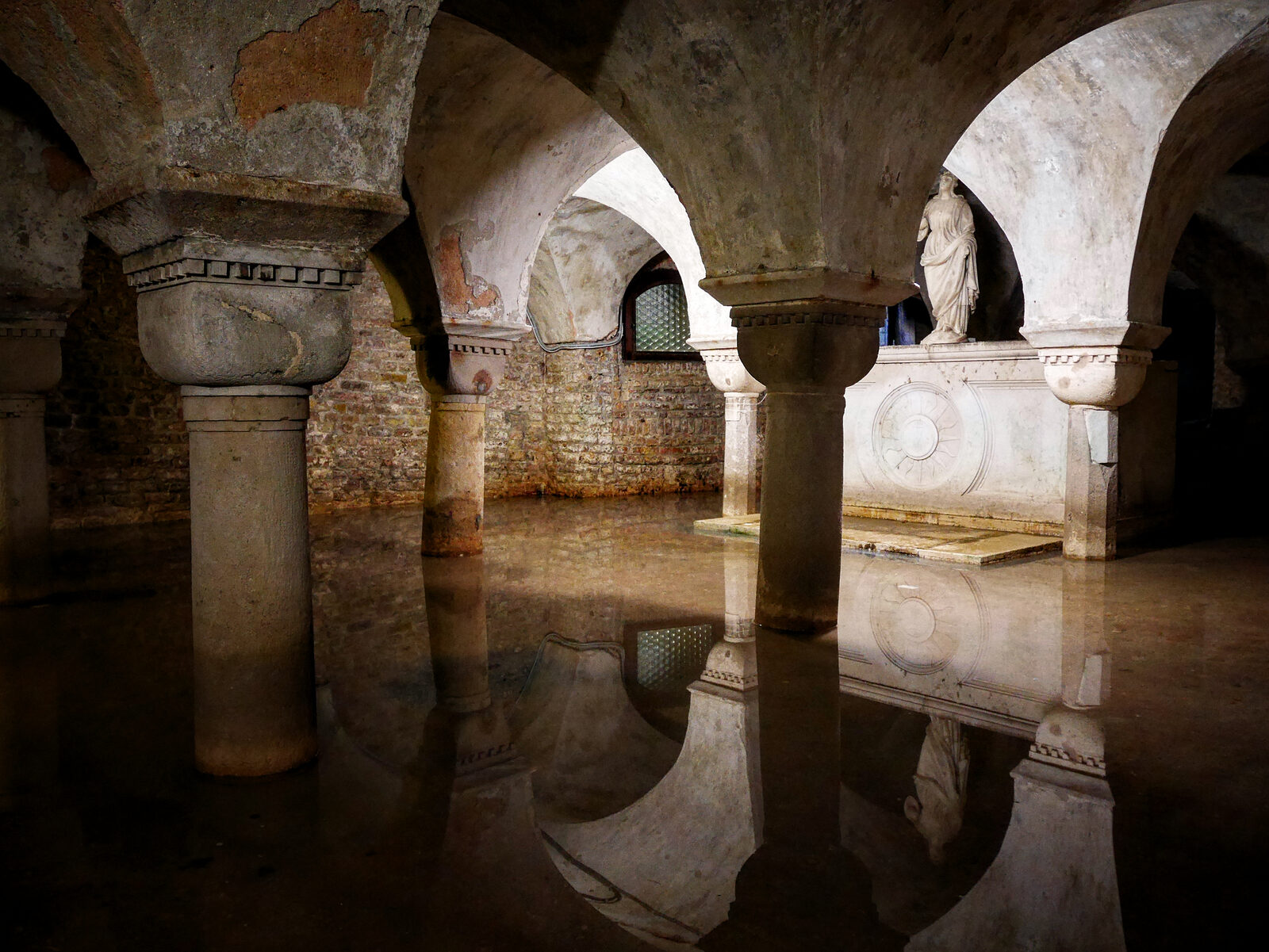 San Zaccaria : The flooded 10th-century Romanesque crypt