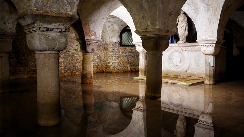 San Zaccaria : The flooded 10th-century Romanesque crypt