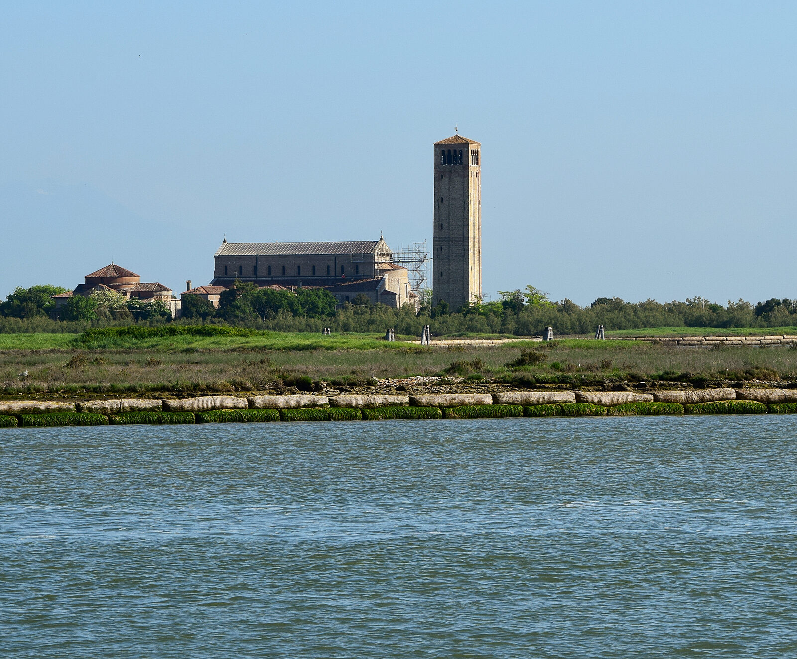 Santa Maria Assunta : Seen from afar, the church and its bell tower are among the few remaining buildings on the island