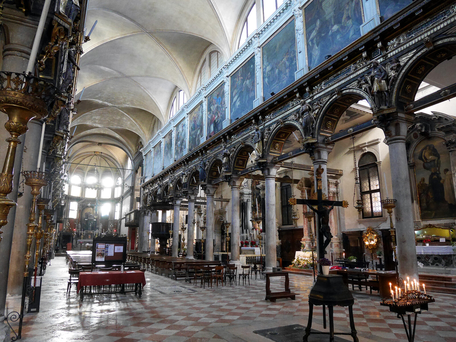 Santa Maria dei Carmini : The church's lack of a transept further contributes to the impression of vast length