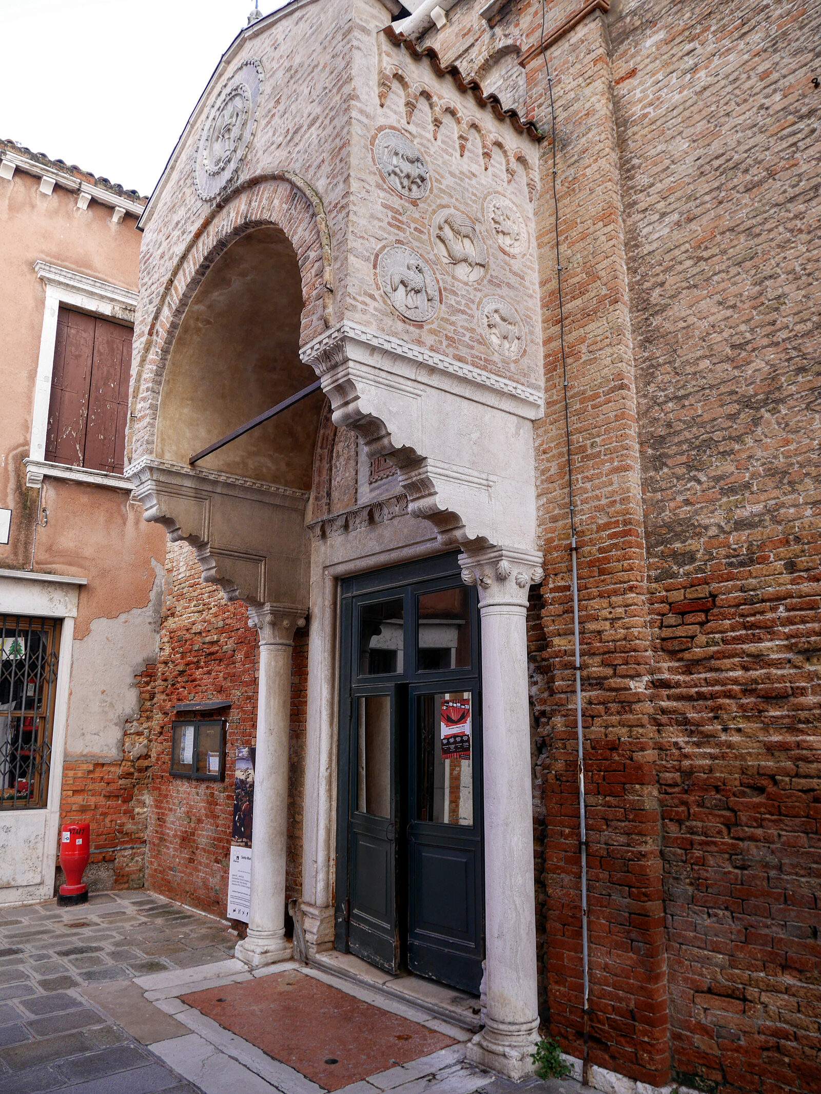 Santa Maria dei Carmini : The actual entrance for visitors is the side entrance on Calle de la Scuola