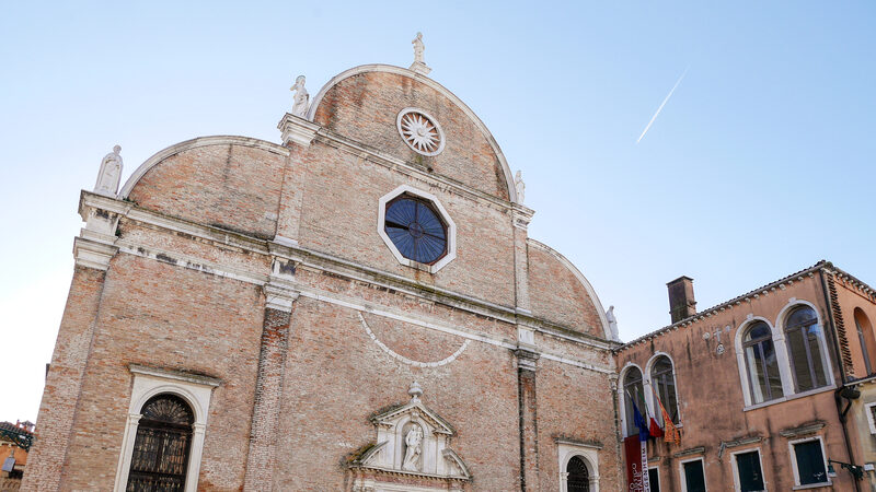 Santa Maria dei Carmini : Five statues adorn the early Venetian Renaissance brick facade: three saints on top and prophets Elijah and Elisha, considered to be the founders of the Carmelite order