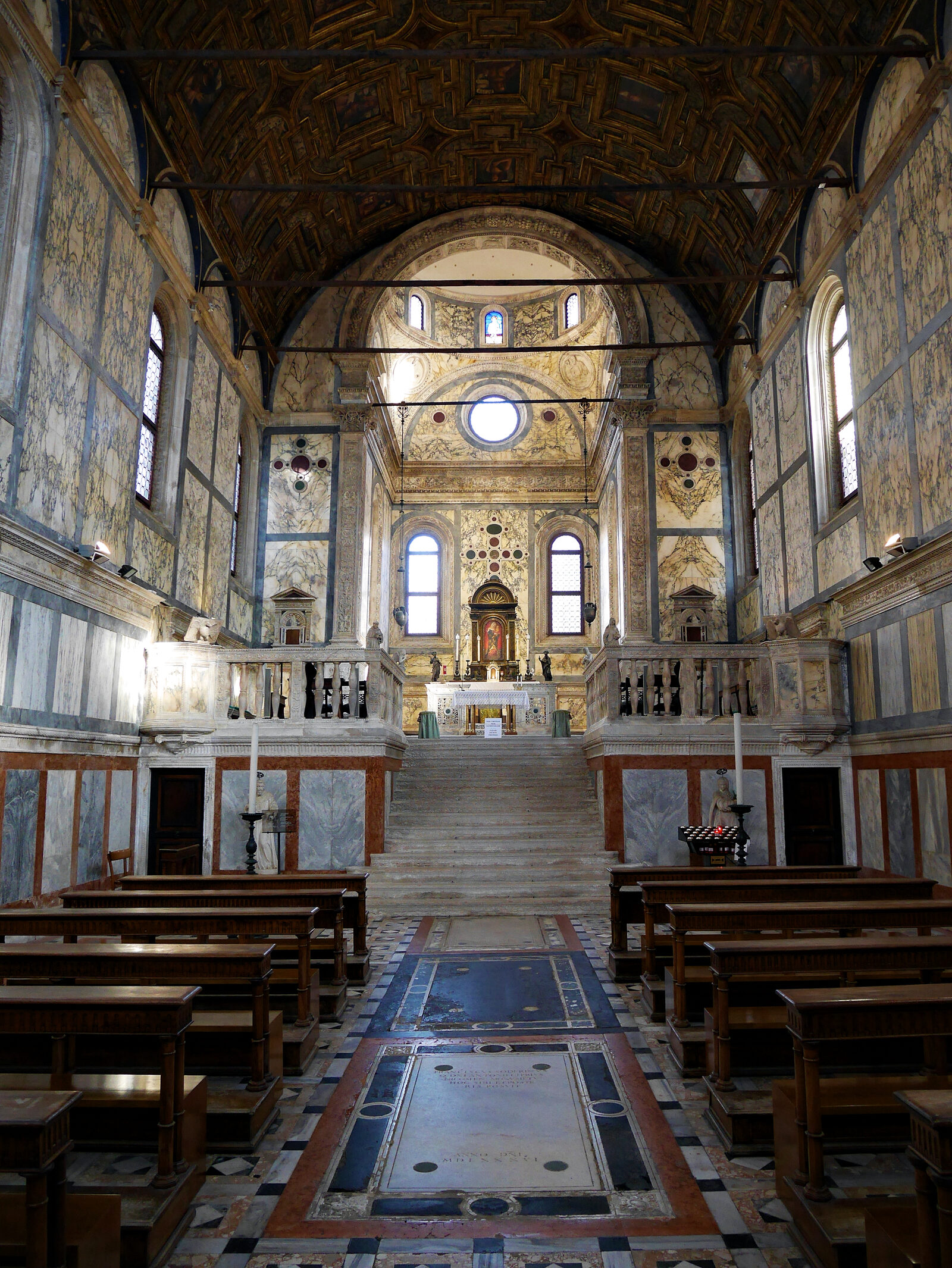 Santa Maria dei Miracoli : The narrow, tall nave has a raised altar so that everyone can see the venerated painting of the Virgin