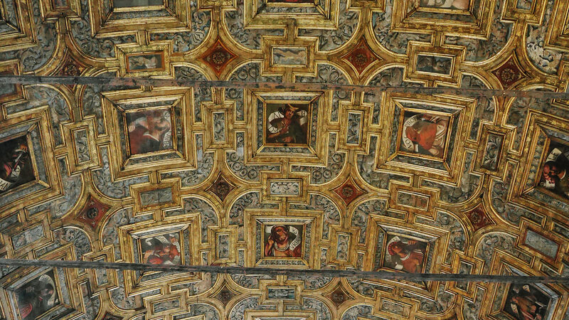 Santa Maria dei Miracoli : The vaulted ceiling features 52 vivid portraits of saints and prophets