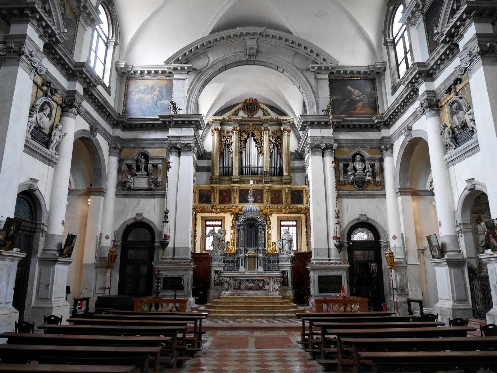 Santa Maria del Giglio : The interior is spacious, with the altar adorned by statues depicting the Annunciation