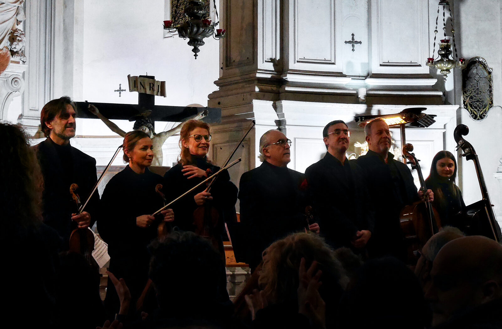 Vivaldi Church : Now it's the audience's turn to perform, with applause filling the air!