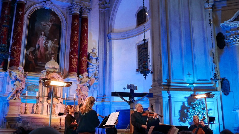 Igreja Vivaldi : Por fim, um azul gélido envolve a igreja, simbolizando a beleza fria do inverno
