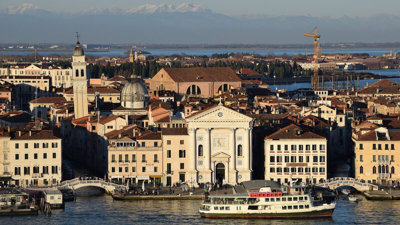 Igreja Vivaldi : Embora a igreja tenha sido concluída em 1760, a fachada permaneceu inacabada acima do frontão do portal até que as obras fossem finalmente concluídas em 1906 (vista do campanário de San Giorgio Maggiore)