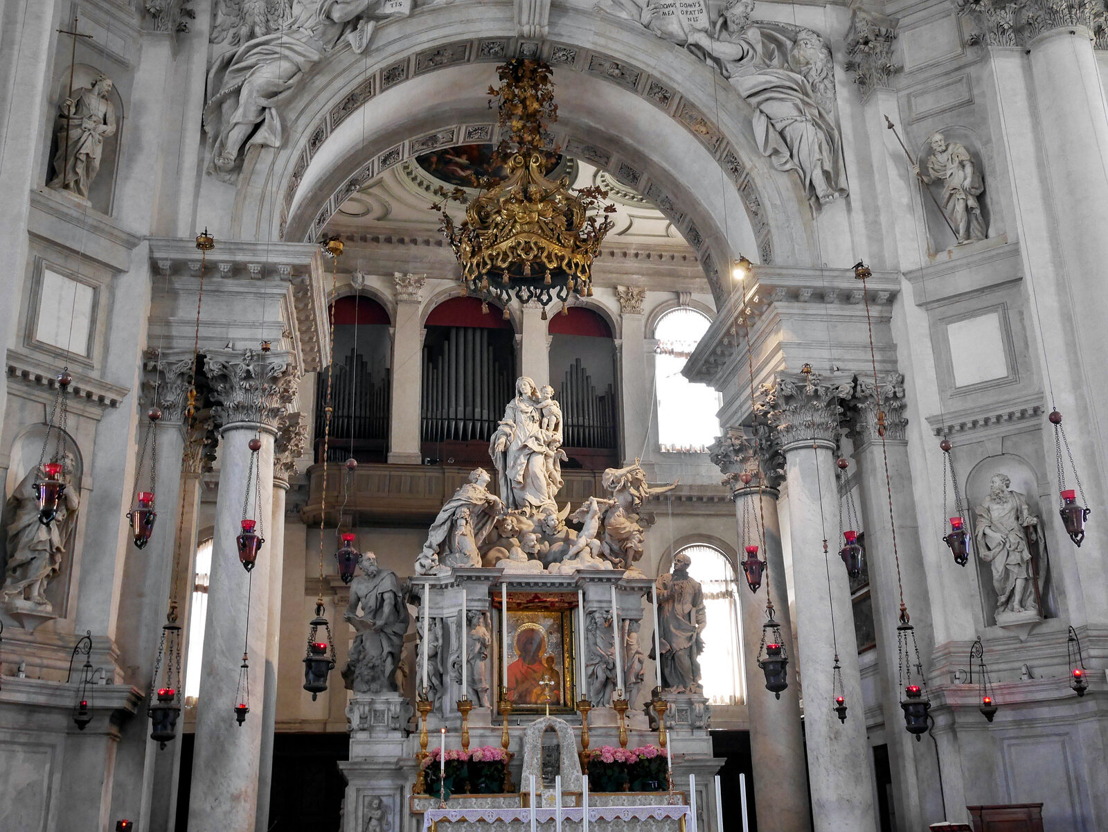 Santa Maria della Salute : The Baroque main altar shelters a Byzantine icon known as the Panagia Mesopantitissa (Madonna the Mediator) brought from present-day Heraklion, Crete, just as the island fell to the Ottomans