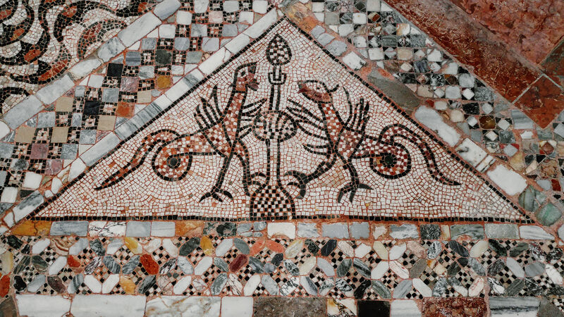 Santi Maria e Donato : As aves místicas retratadas no mosaico são feitas em pórfiro, serpentina e outras pedras preciosas.