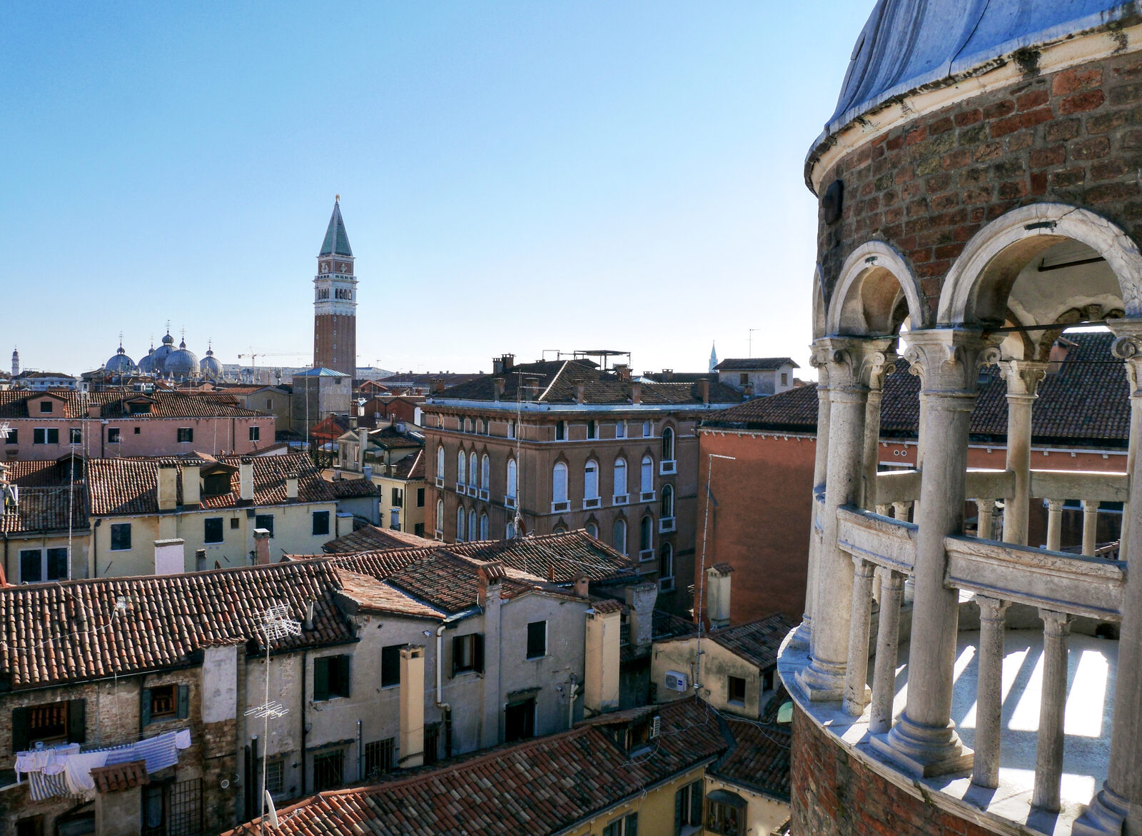 Palazzo Contarini del Bovolo : The last small staircase opens onto a balcony beside the belvedere terrace: perfect for photos that include both the view and the terrace