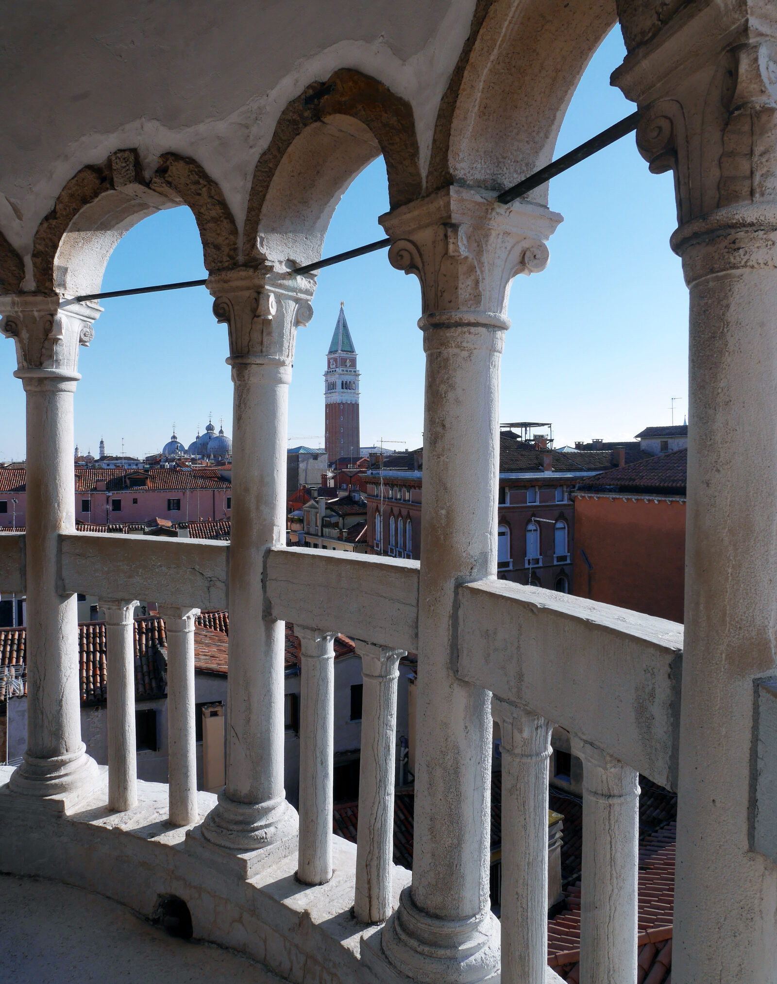 Palazzo Contarini del Bovolo : The terrace is circular and offers a 270° panorama, with the San Marco Campanile always in view