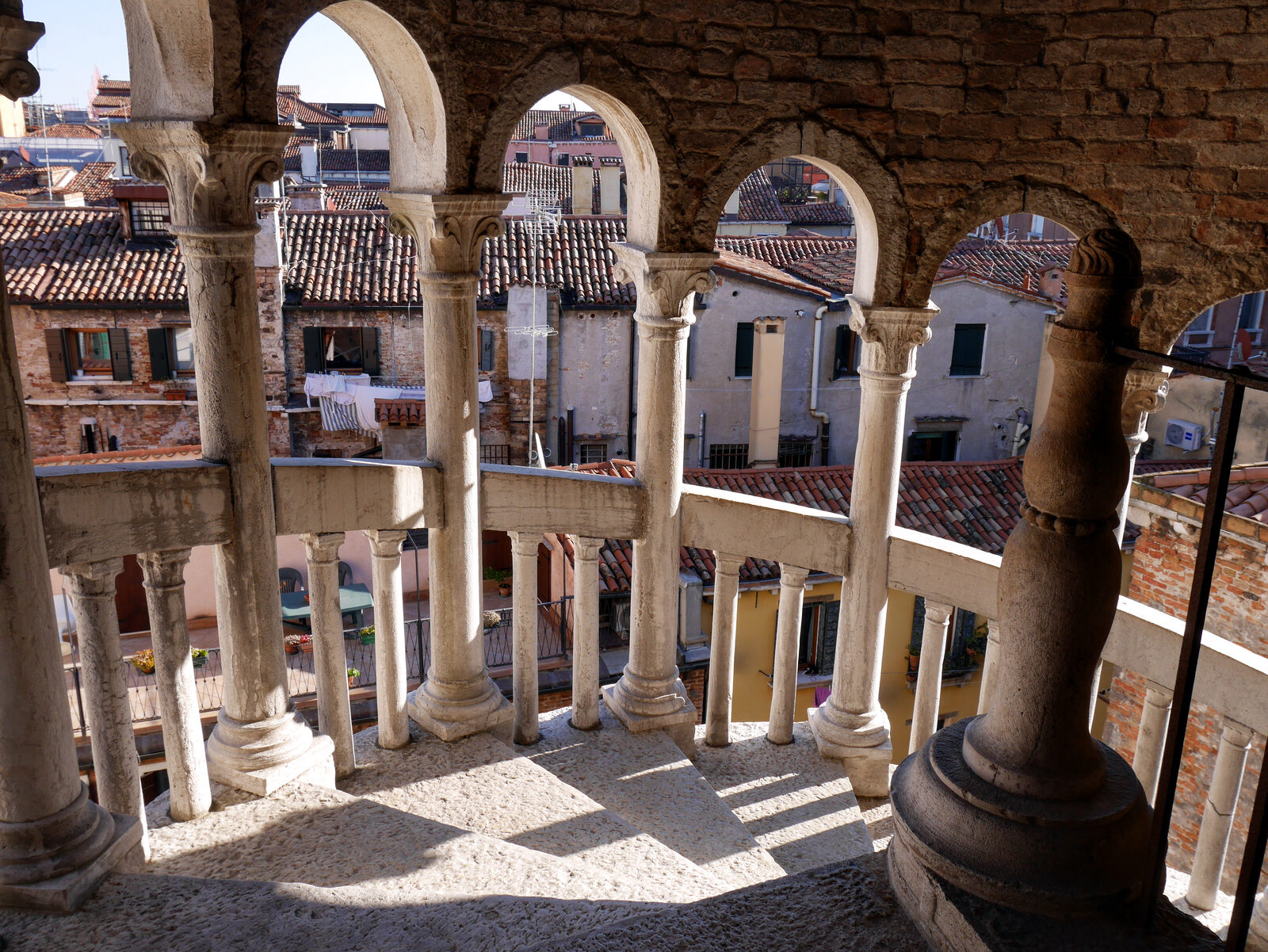 Palazzo Contarini del Bovolo : This point marks the end of the main stairway. Next comes a narrow flight of stairs for the final stretch of the ascent.