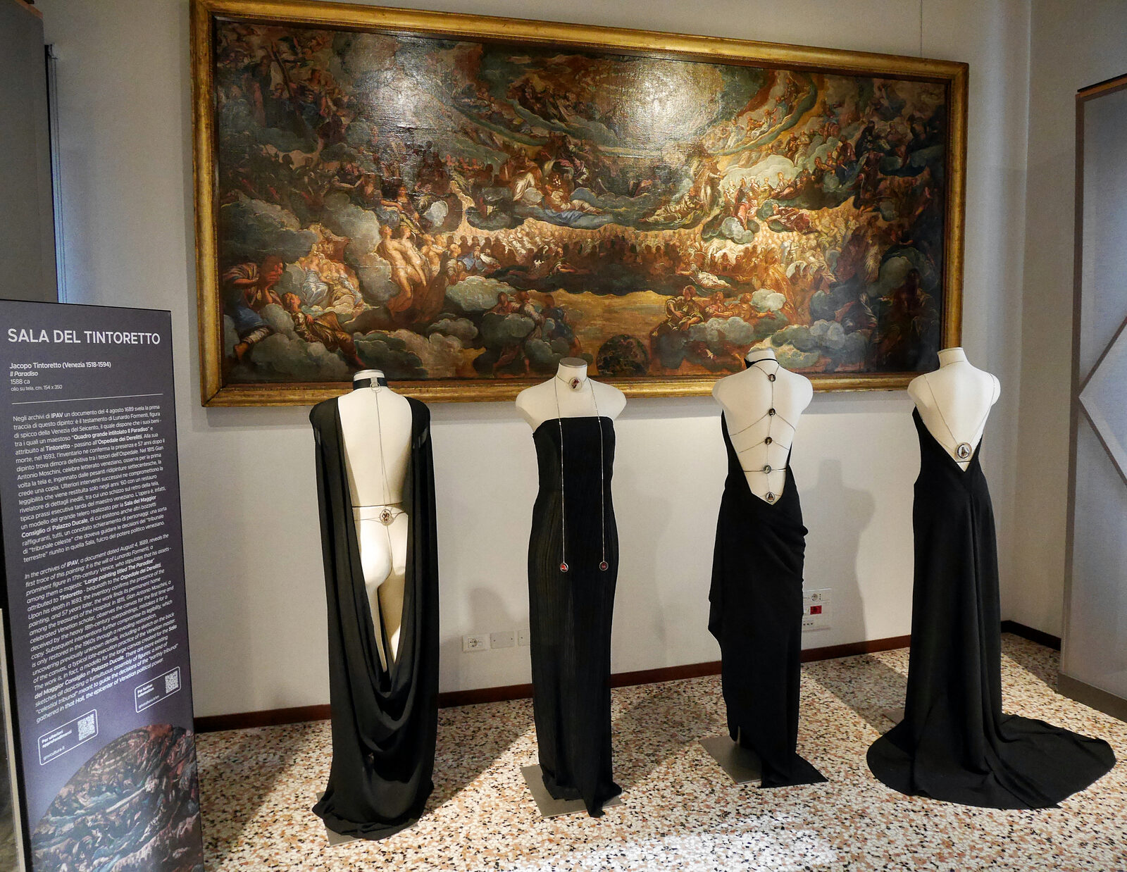 Palazzo Contarini del Bovolo : Sala del Tintoretto actually contains just one painting by the master: Il Paradiso (The Paradise), here behind the temporary exhibition's displays