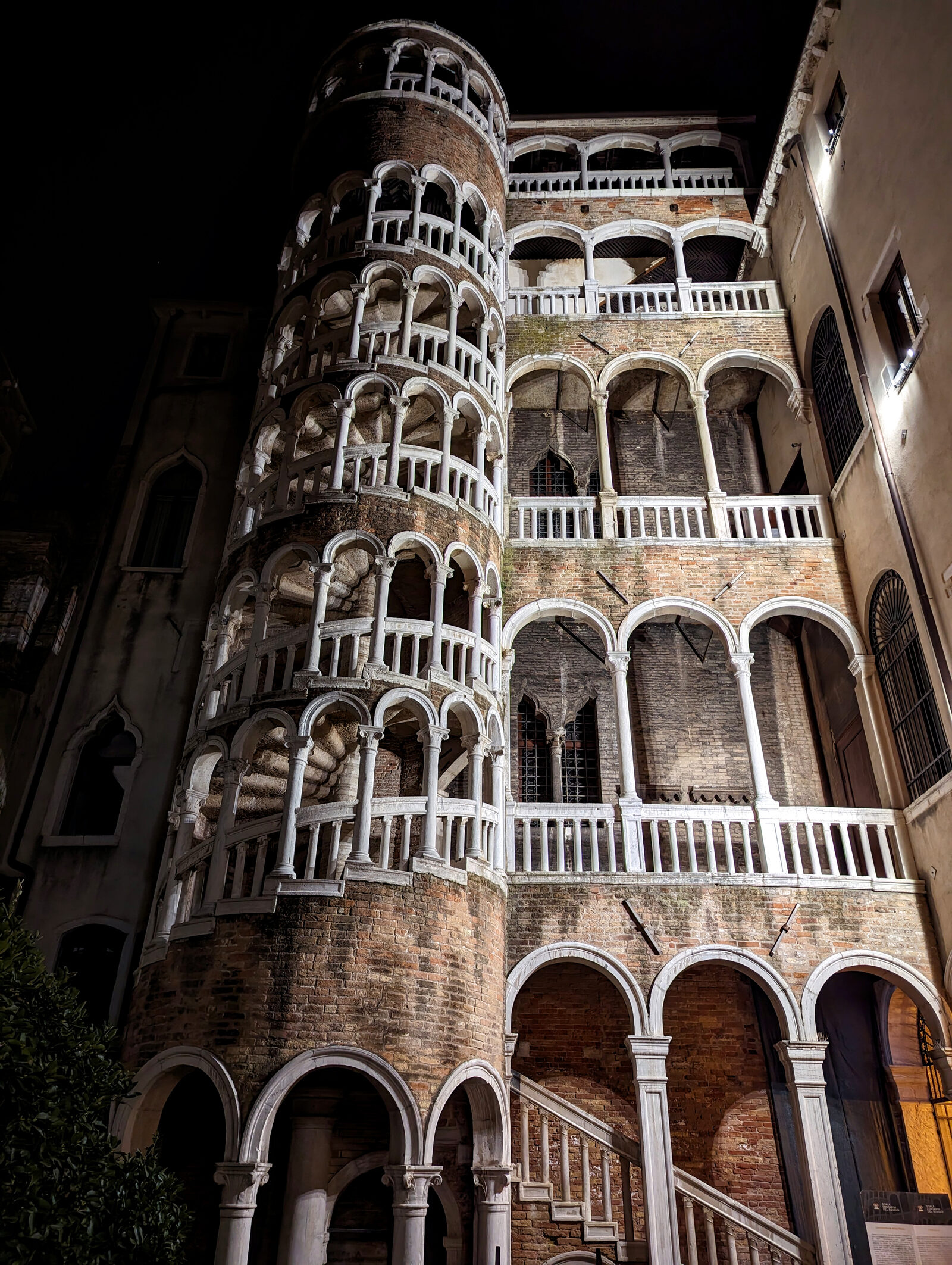 Palazzo Contarini del Bovolo : At night, the staircase becomes enigmatic by seemingly vanishing into the obscure expanse of the sky