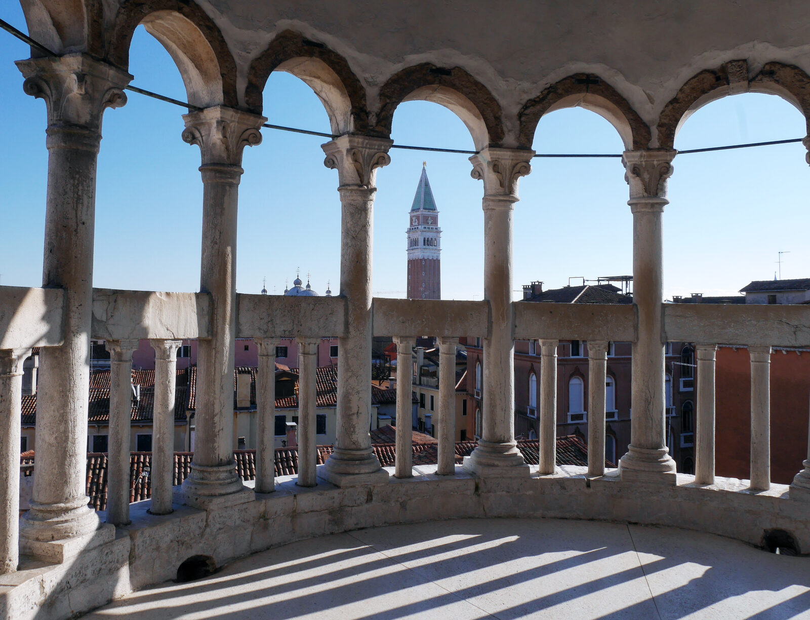 Palazzo Contarini del Bovolo : At the top of the staircase is the covered Belvedere terrace
