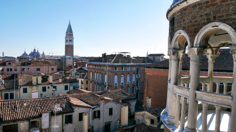 Palazzo Contarini del Bovolo : 마지막 작은 계단을 오르면 전망대 테라스 옆 발코니에 도달: 전망과 테라스를 함께 담기 좋은 포인트