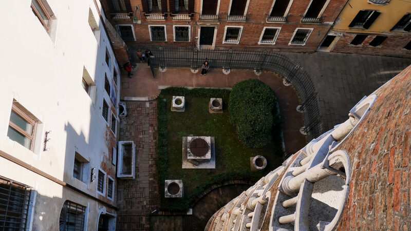 Palazzo Contarini del Bovolo : Odradza się patrzenie w dół osobom z lękiem wysokości