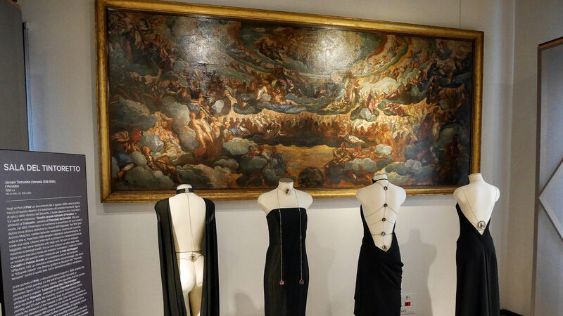 Palazzo Contarini del Bovolo : Sala del Tintoretto actually contains just one painting by the master: Il Paradiso (The Paradise), here behind the temporary exhibition's displays