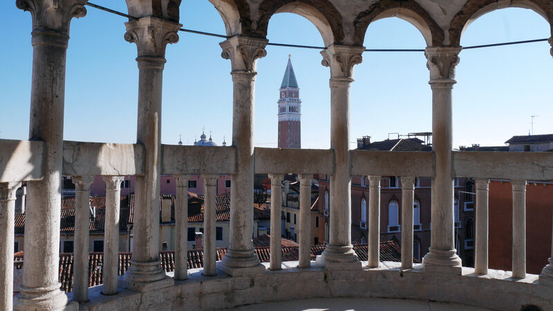 Palazzo Contarini del Bovolo : At the top of the staircase is the covered Belvedere terrace