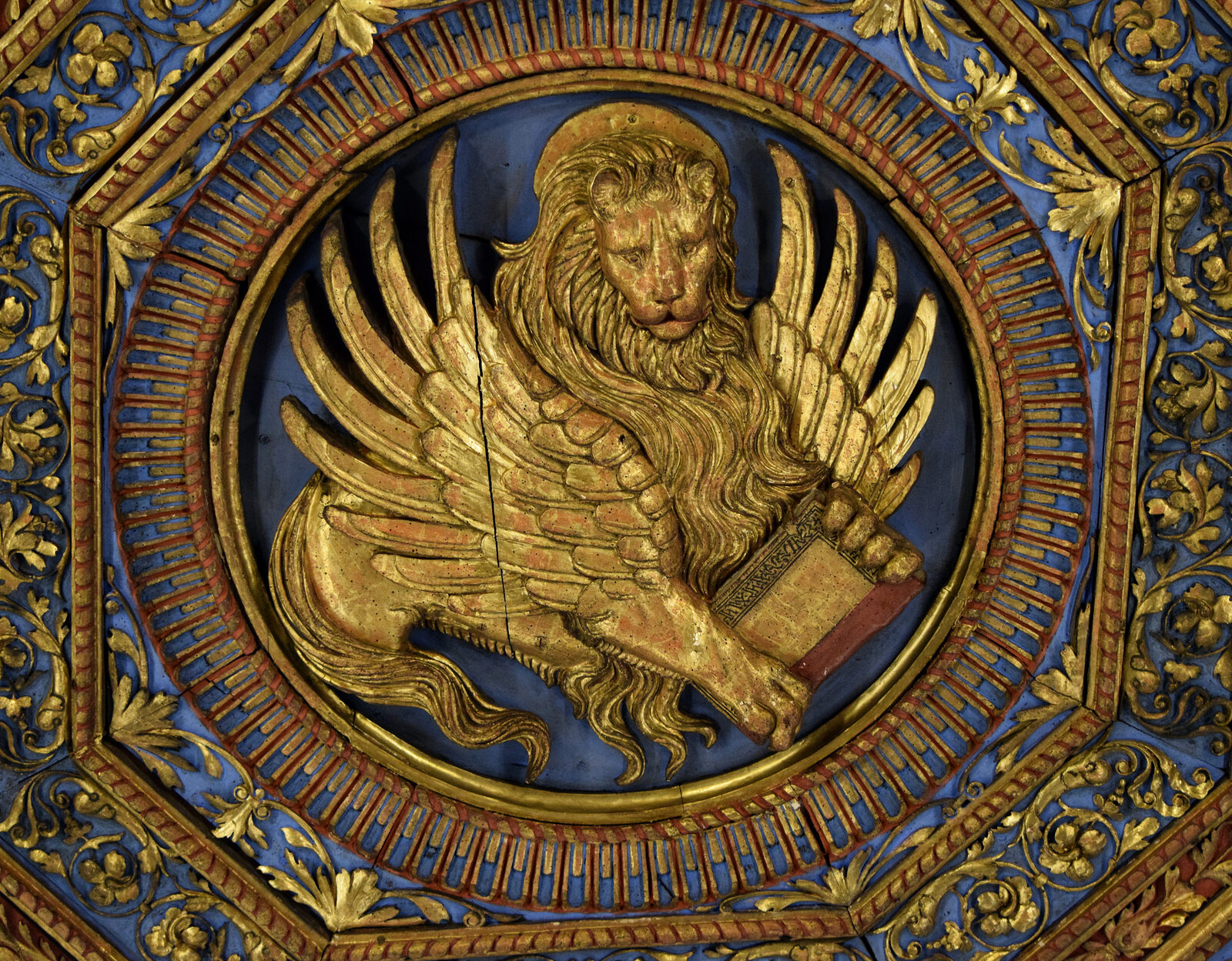 Scuola di San Marco : The lion of Saint Mark is among the various motifs found on the carved and gilded ceiling