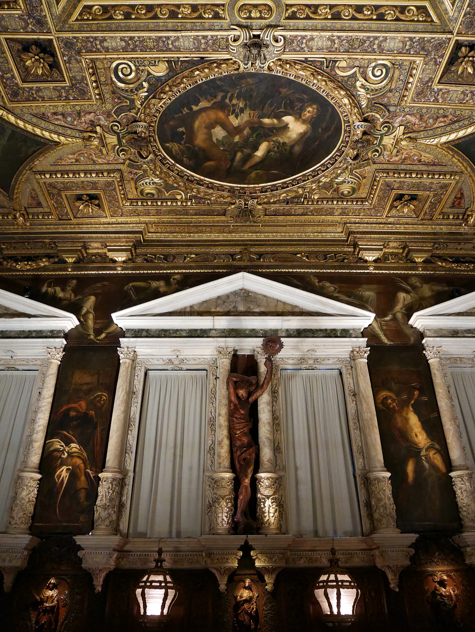 Scuola di San Rocco : Tintoretto skillfully transformed the pre-existing architectural elements into positive stylistic features