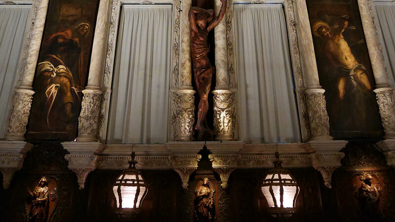 Scuola di San Rocco : Tintoretto skillfully transformed the pre-existing architectural elements into positive stylistic features