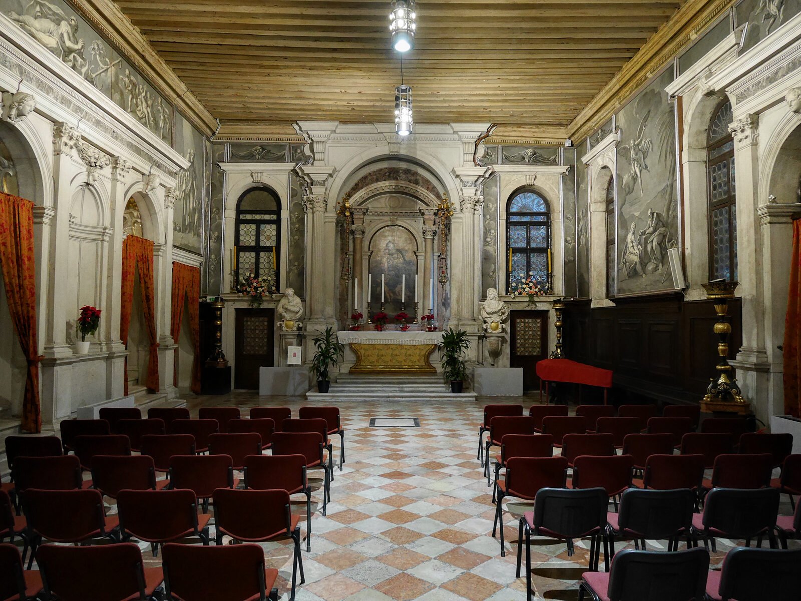 Scuola Grande Carmini : Below the hall, with the same floor area, lies the Chapel of Our Lady of Mount Carmel