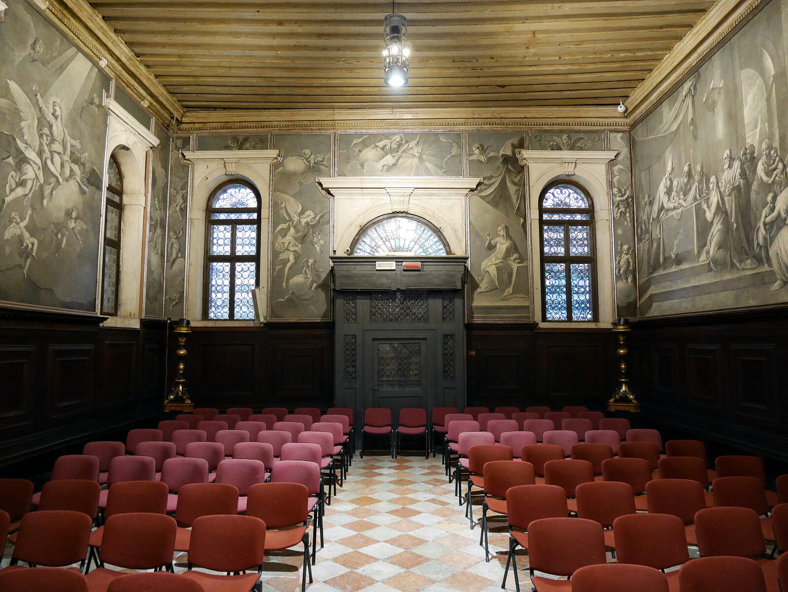 Scuola Grande dei Carmini : What makes the chapel unique are the grisaille paintings by Niccolò Bambini decorating the walls