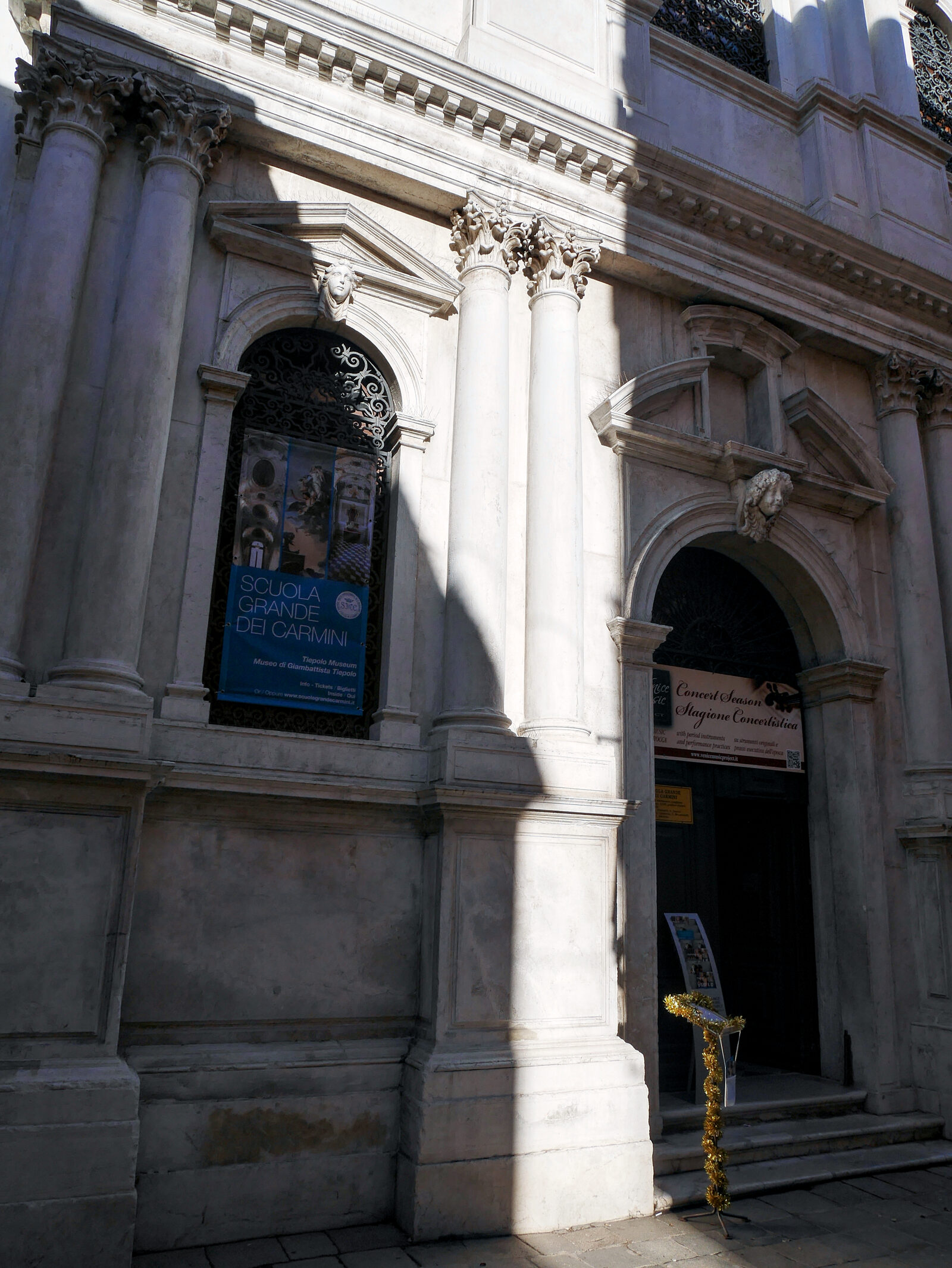 Scuola Grande dei Carmini : The facade and the entrance of Scuola dei Carmini