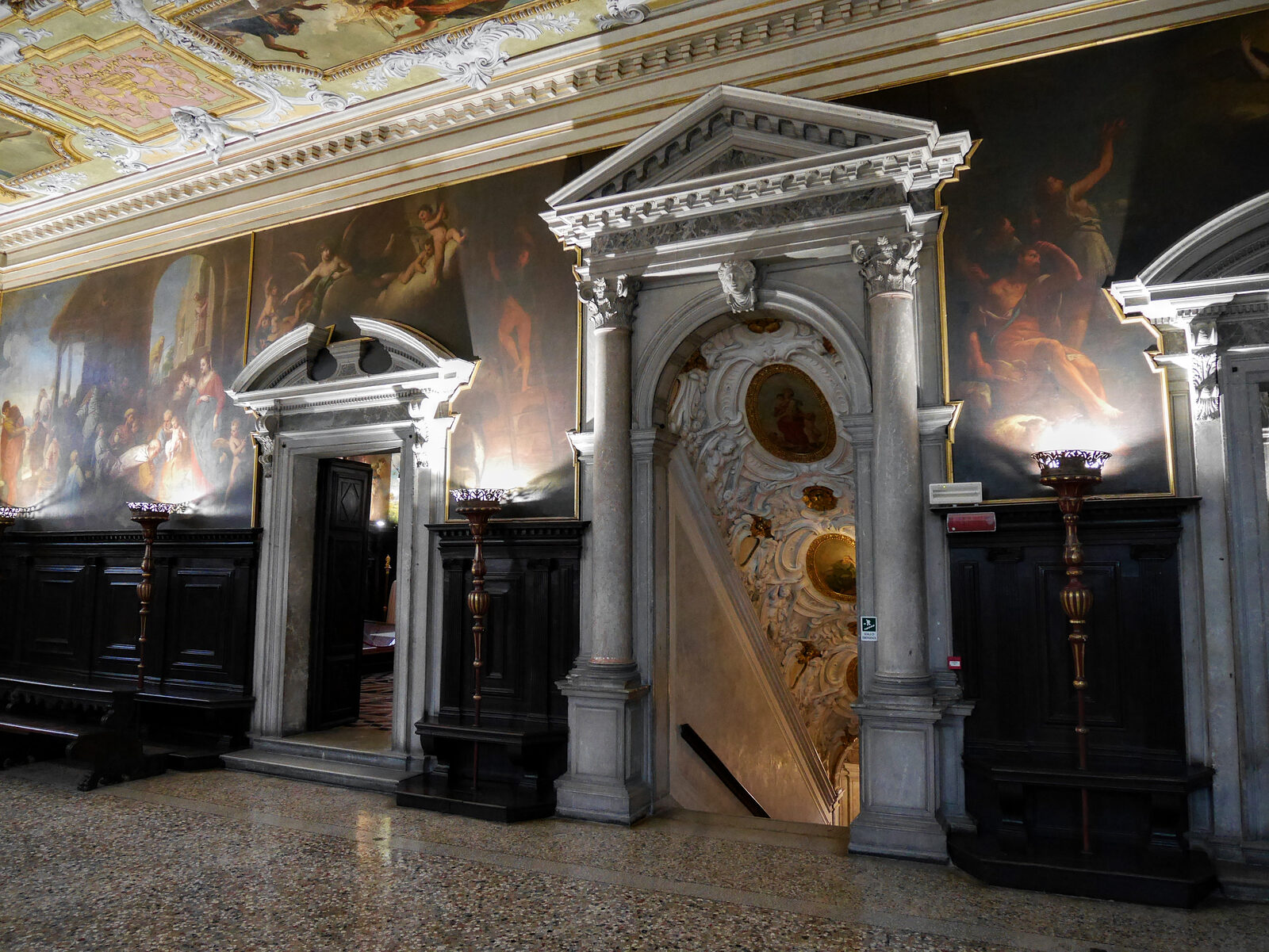 Scuola Grande dei Carmini : Interrupting the painted walls of the hall are the grand staircase and the access to the other rooms